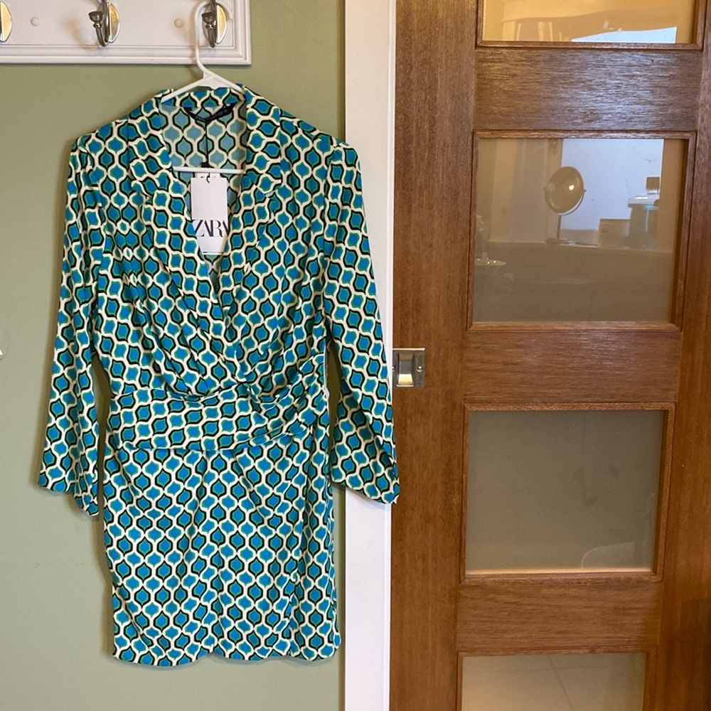 BNWT zara dress. Side zipper. Size Medium.